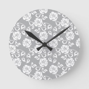 Horloge Ronde Motif en dentelle blanche sur arrière - plan gris