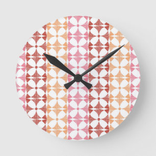 Horloge Ronde Motif rouge géométrique de rayures d'ikat