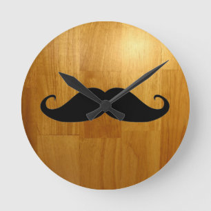 Horloge Ronde Moustache drôle sur l'arrière - plan en bois