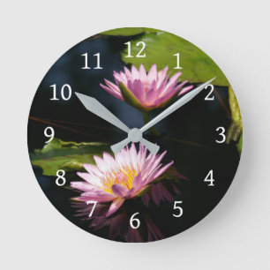 Horloge Ronde Nénuphars pourpres roses de Lotus