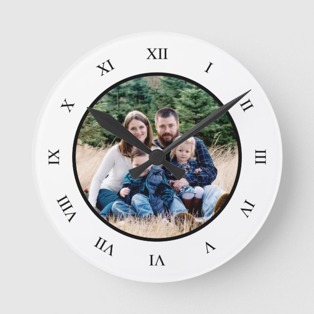 Horloge Ronde Noir Blanc Romain Numéros Personnalisé Photo (Recto)