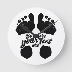 Horloge Ronde Noir et blanc "Soyez là où sont vos pieds" Imprime