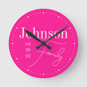 Horloge Ronde Nom de famille Hot Pink personnalisé