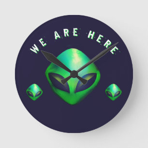 Horloge Ronde "Nous sommes ici" Tête d'alien vert