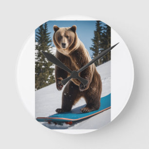 Horloge Ronde Ours Grizzly Faisant du Snowboard en Équipement d'