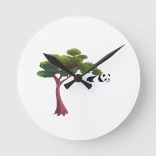 Horloge Ronde Panda se reposant parmi des arbres verts luxuriant
