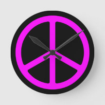 Panneau de Paix rose pâle sur Mur noir