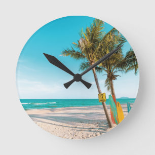 Horloge Ronde Panneaux de surf sur la plage lancer oreiller