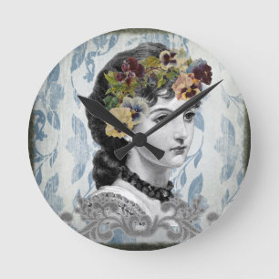 Horloge Ronde Pansies d'une femme victorienne sur une tapisserie