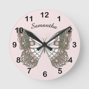Horloge Ronde Papillon & nom personnalisé sur rose clair
