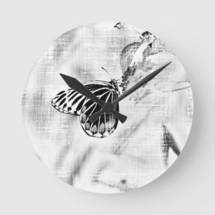 Horloge Ronde Papillon Vintage sur fleur - noir et blanc