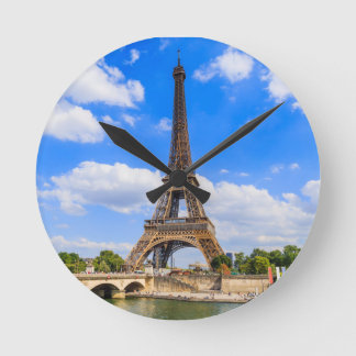 Horloge Ronde Paris, Tour Eiffel et Seine, France.