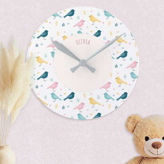 Horloge Ronde Pastel Scandi Birds Pattern Custom Name Nursery (A nursery clock with personalized name and pattern of Scandi style birds in pink, yellow and blue)