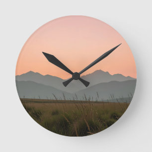 Horloge Ronde Paysage de montagnes d'herbe sauvage au coucher de