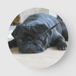 Horloge Ronde Personnaliser le Carlin noir mignon Nom des access
