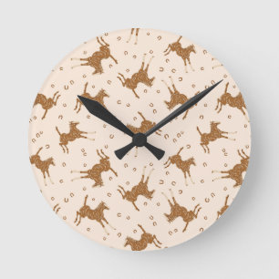 Horloge Ronde Petits Chevaux Brown - sur rose saumon.