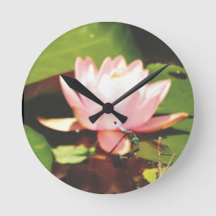 Horloge Ronde Photo Blue Dragonfly pink flowers  Lake Arrowhead