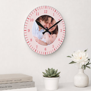 Horloge Ronde Photo de famille personnalisé Rose & Rouge Classiq