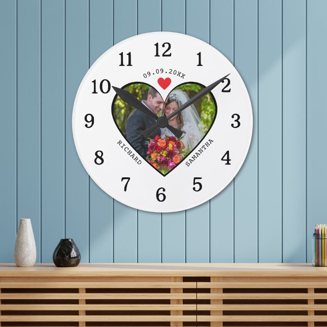 Horloge Ronde Photo en noir blanc dans le coeur 1er anniversaire (Black White Photo In Heart 1st Wedding Anniversary Round Clock)