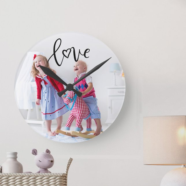Horloge Ronde Photo pour enfants avec superposition de texte d'a (Photo clock, minimal design. Full size photo and just "love" lettered with a sweet love heart)