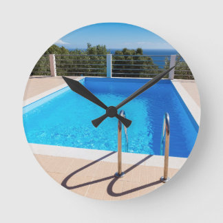 Horloge Ronde Piscine bleue avec des étapes en mer