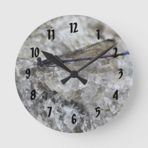 Horloge Ronde Purple Damsefly On Quartz Rock Nature