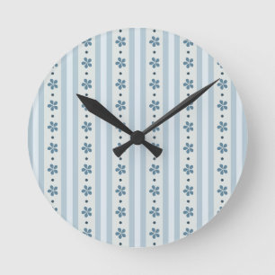 Horloge Ronde Rayures Bleues Clair Et Fleurs