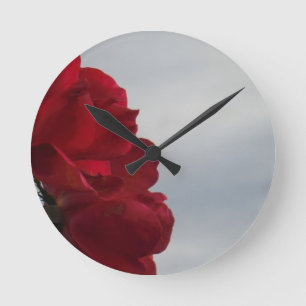 Horloge Ronde Red Roses Against a Bright Blue Sky