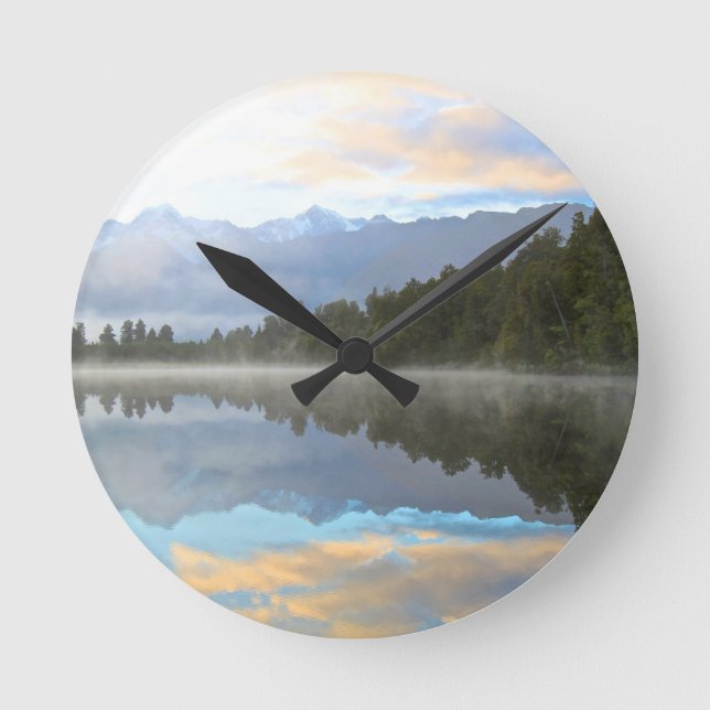 Horloge Ronde Réflexion des arbres du lac Misty Nature paisible (Recto)