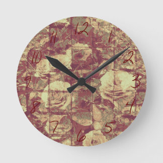 Horloge Ronde Rose camouflage pattern on tiled wall ground