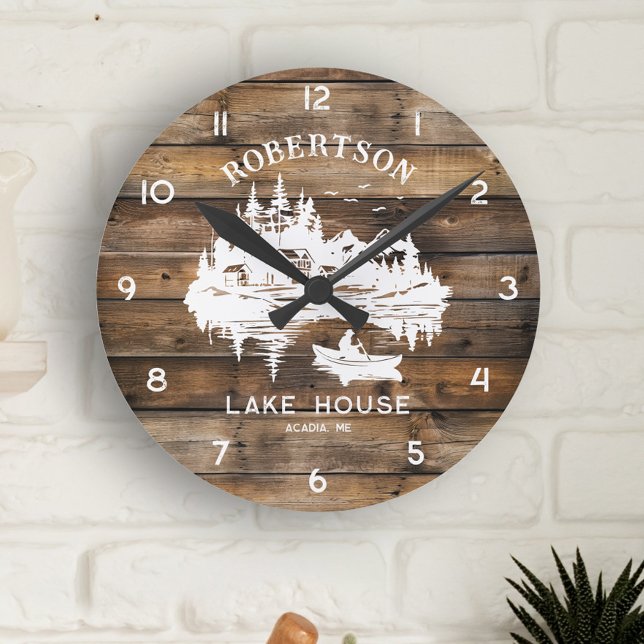Horloge Ronde Rustic Wood Lake House Scene Nom de famille (Créateur téléchargé)