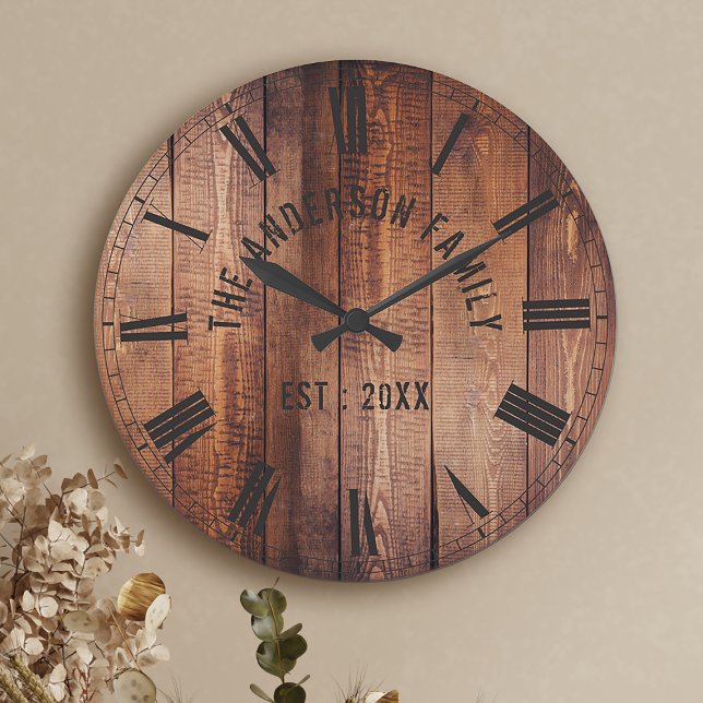 Horloge Ronde Rustique Brown Wood Custom Nom de famille Ferme (Créateur téléchargé)