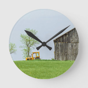 Horloge Ronde Scène De Grange Avec Tracteur