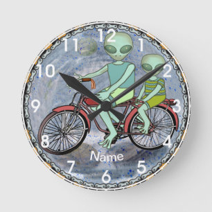 Horloge Ronde Scifi Alien Bicycle nom personnalisé