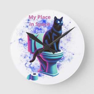 Horloge Ronde Toilette de chat Noir Cosmique - Vaporwave Surreal