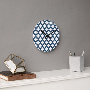 Horloge Ronde Trellis bleu blanc et marine, treillis, Quatrefoil