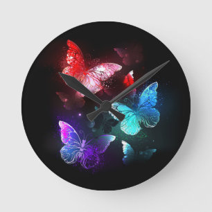 Horloge Ronde Trois papillons brillants sur l'arrière - plan de 