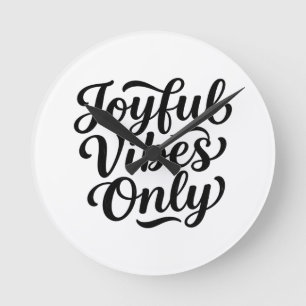 Horloge Ronde Typographie Joyeuses Vibrations