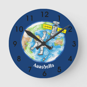 Horloge Ronde Un astronaute amusant dans l'espace et la bande de