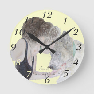 Horloge Ronde Un dessin affectueux tendre de fille embrassant le
