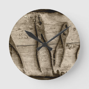 Horloge Ronde vieux outils rouillés.