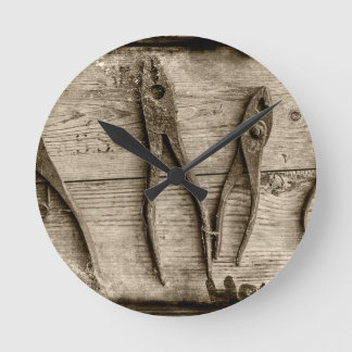 Horloge Ronde vieux outils rouillés.
