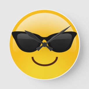 Horloge Ronde Visage de sourire avec des lunettes de soleil