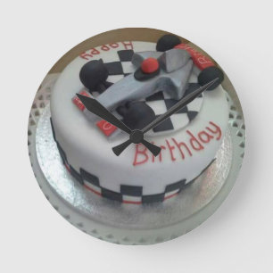 Horloge Ronde voiture de course d'anniversaire heureuse