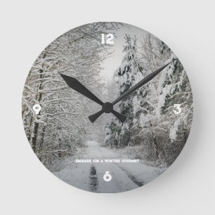 Horloge Ronde Voyage d'hiver à travers la forêt