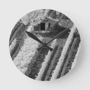 Horloge Ronde Vue noir et blanc sur la petite grange en pierre