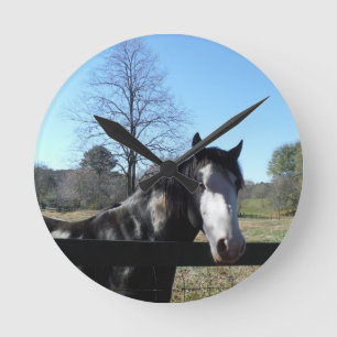 Horloge Ronde &White Brown, cheval peint, ciel bleu lumineux