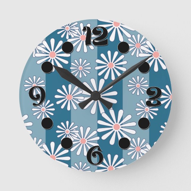 Horloge Ronde White chamomile flowers on striped blue background (Recto)