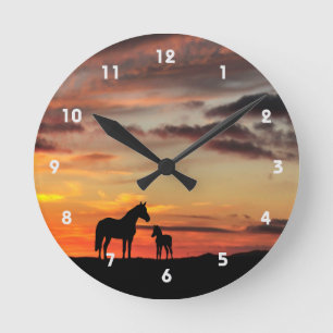 Horloge Ronde Wild Mustang Mare and Foal Silhouette With Sunset