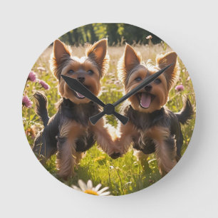 Horloge Ronde Yorkshire Terriers Jouer dans l'herbe